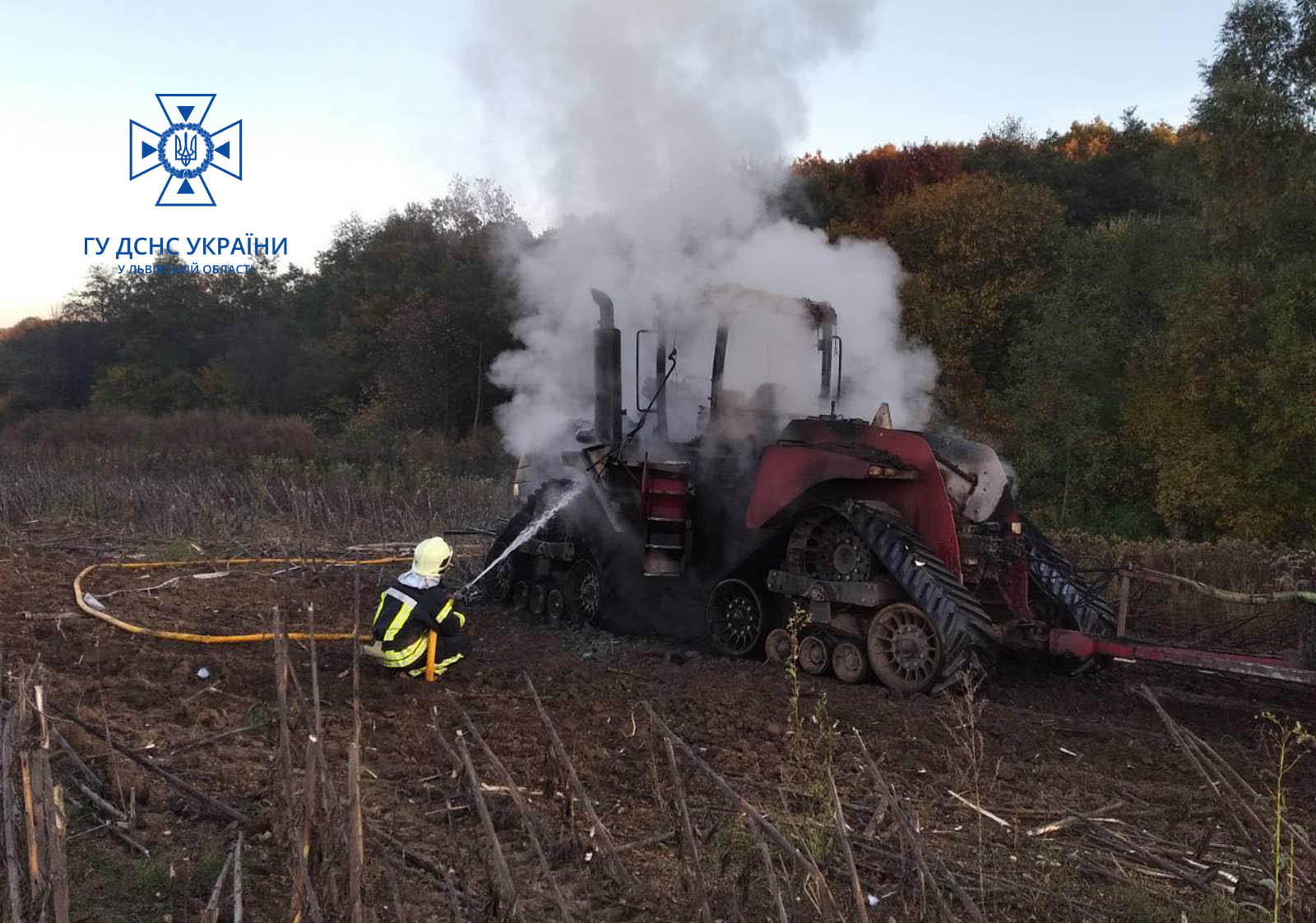 Серед поля на Яворівщині загорівся трактор.