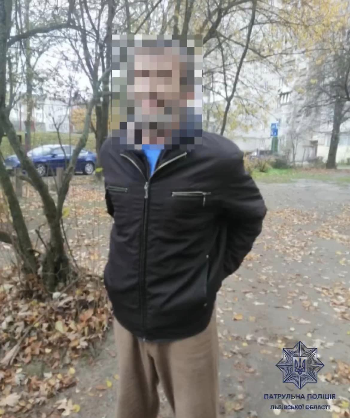 Біля школи у Львові затримали чоловіка, який, ймовірно, продавав наркотики дітям.