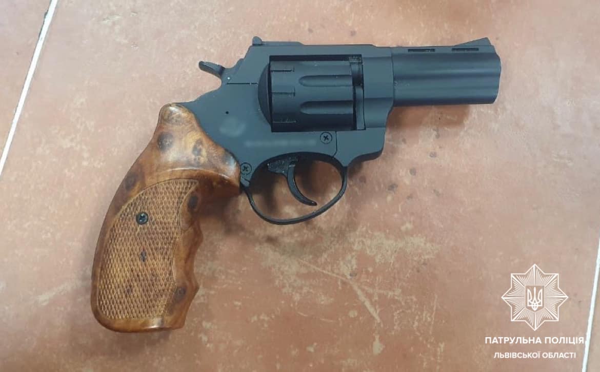 У Львові чоловік із кішкою погрожував ветеринарам пістолетом.