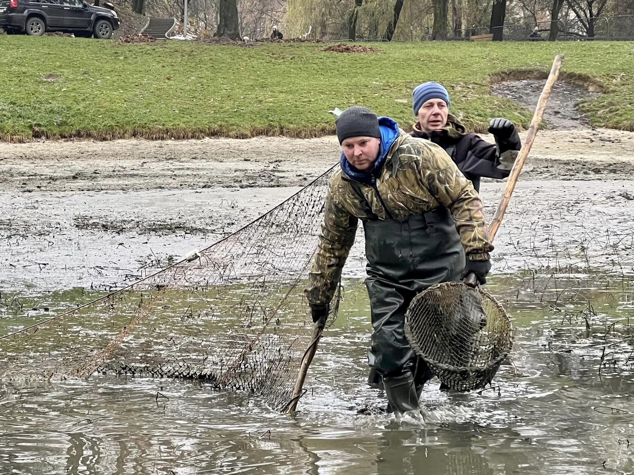 У Львові спустили Піскові озера, на дні виявили незвичайні знахідки &mdash; фото.