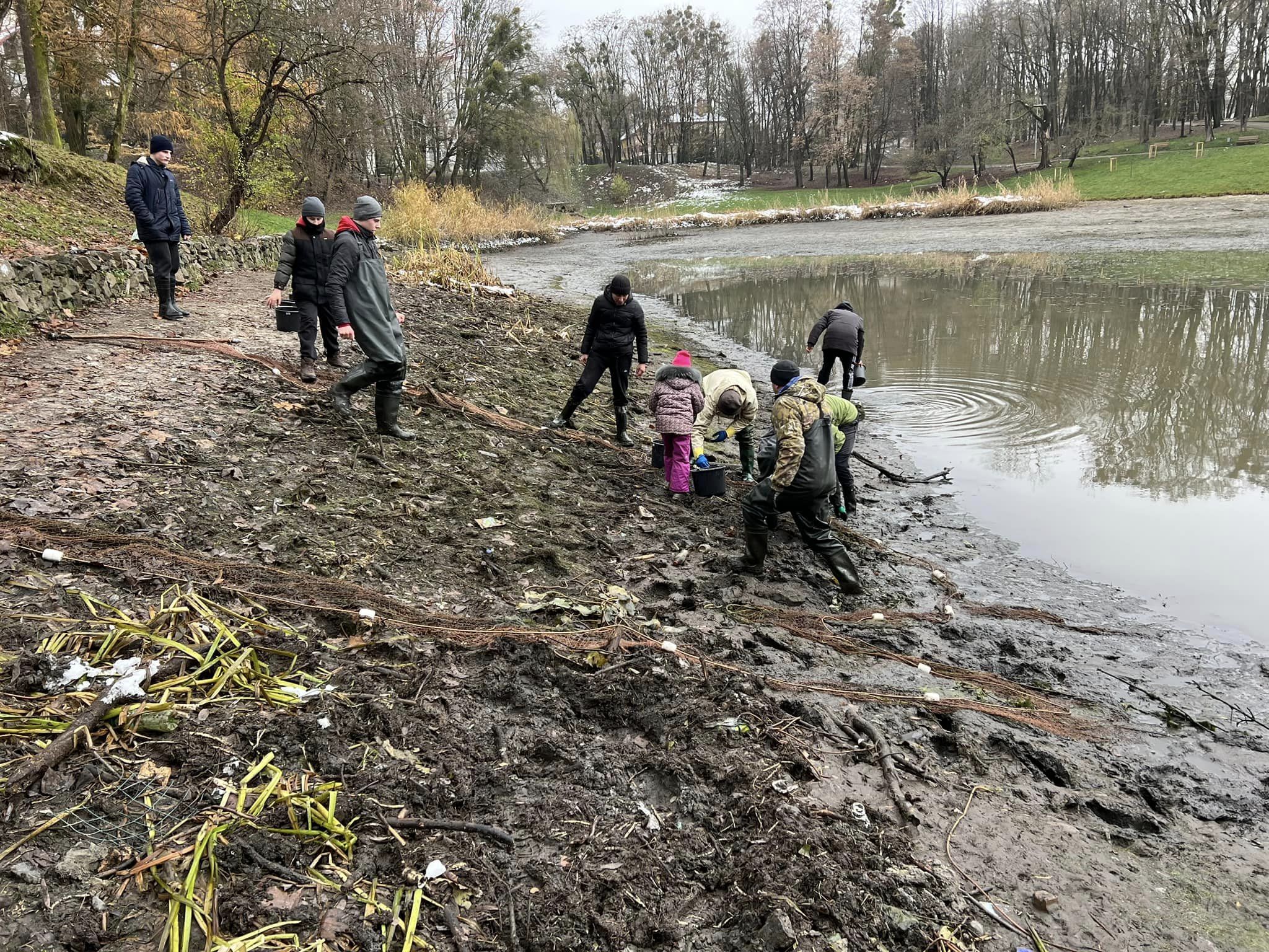 У Львові спустили Піскові озера, на дні виявили незвичайні знахідки &mdash; фото.