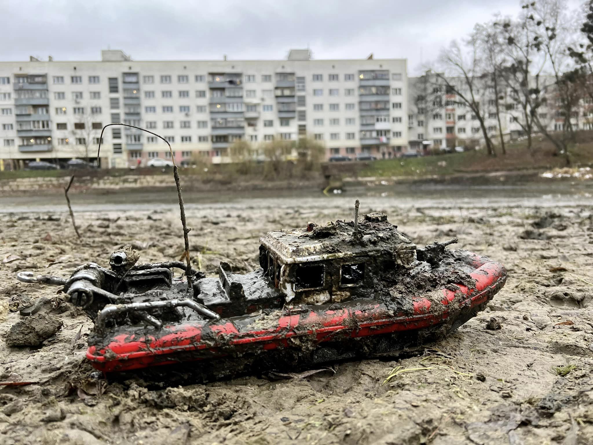 У Львові спустили Піскові озера, на дні виявили незвичайні знахідки &mdash; фото.