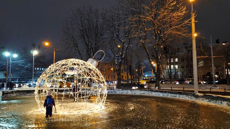 У центрі Львова встановили казкові новорічні інсталяції з ілюмінацією