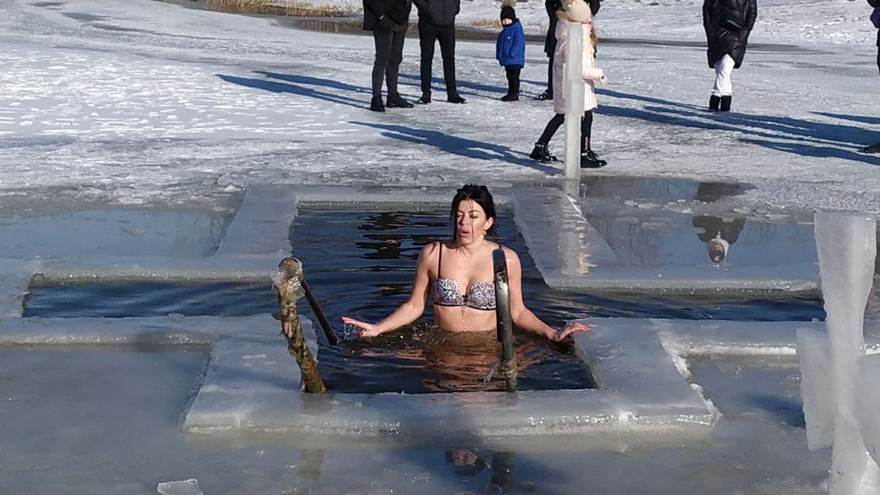 Водохреща 2022: Як пірнають в ополонку у Трускавці