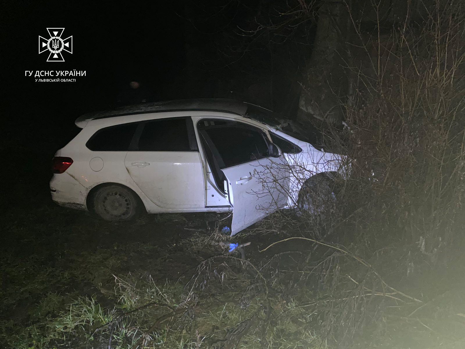 Біля Червонограда під час комендантської години автомобіль в'їхав у дерево, 35-річний водій загинув.