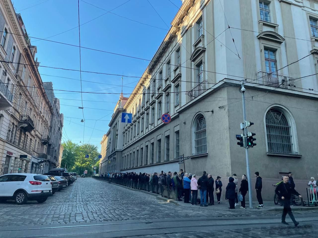 У Львові люди другу добу стоять у черзі за марками «Русскій воєнний корабль …всьо!».