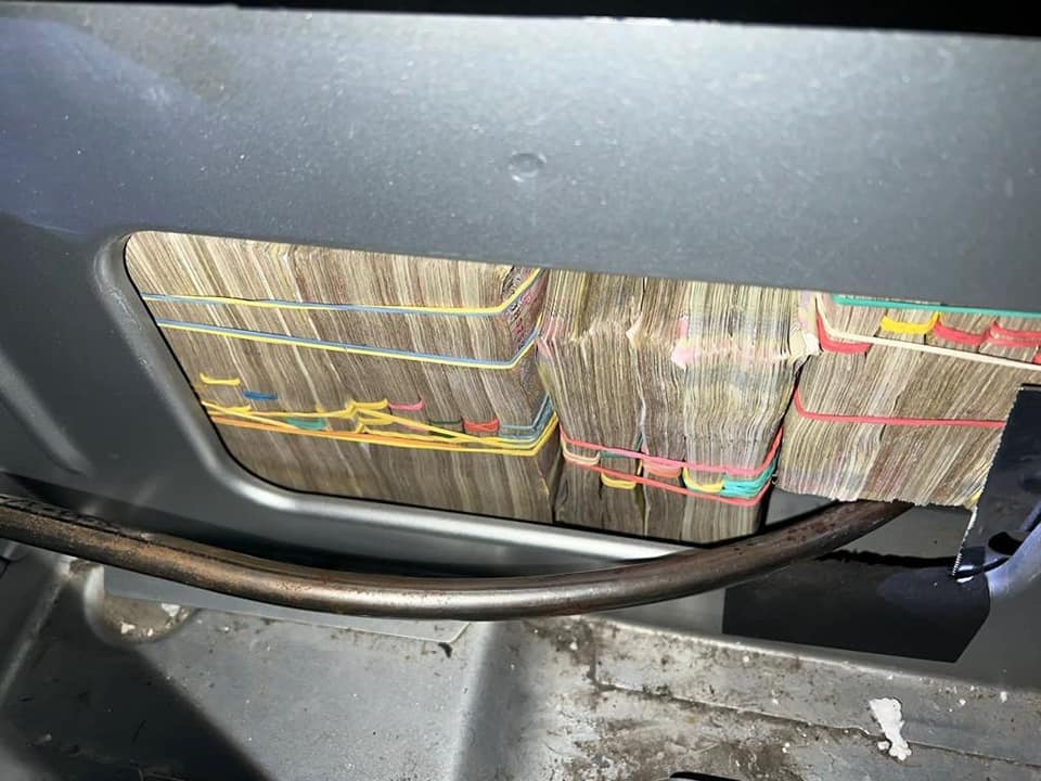 Під обшивкою автомобіля львів&rsquo;янина виявили 9 мільйонів гривень.