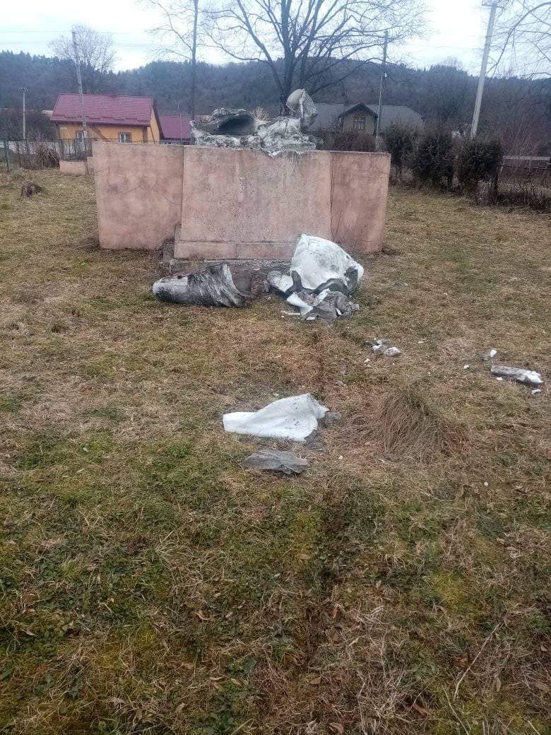 У селах на Львівщині невідомі знесли радянські пам’ятники – фото.