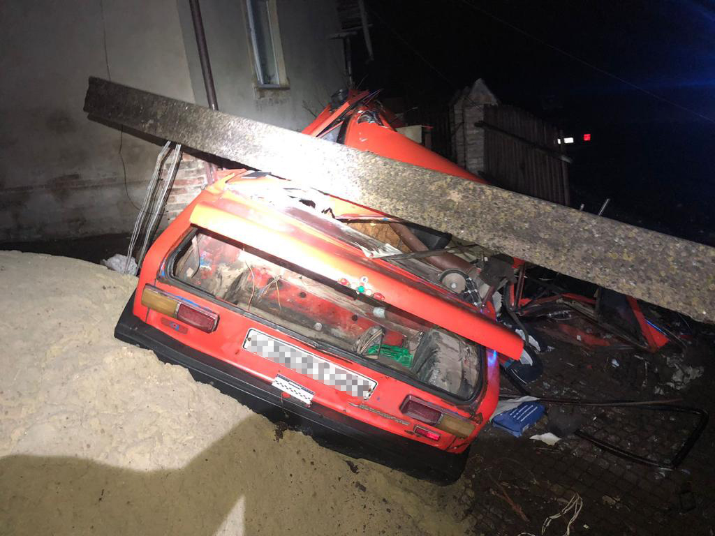 Внаслідок ДТП біля Львова електроопора впала на автомобіль і вбила неповнолітнього — фото з місця трагедії.