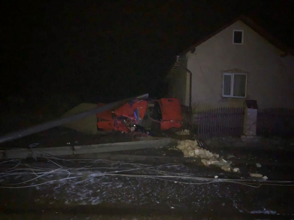 Внаслідок ДТП біля Львова електроопора впала на автомобіль і вбила неповнолітнього — фото з місця трагедії.