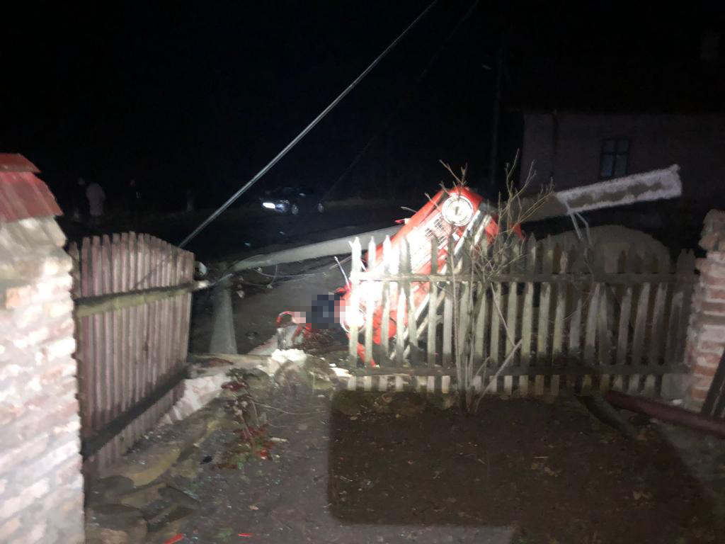 Внаслідок ДТП біля Львова електроопора впала на автомобіль і вбила неповнолітнього — фото з місця трагедії.