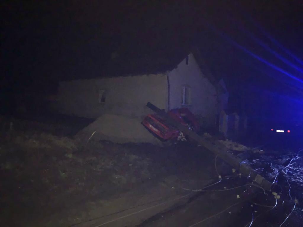 Внаслідок ДТП біля Львова електроопора впала на автомобіль і вбила неповнолітнього — фото з місця трагедії.