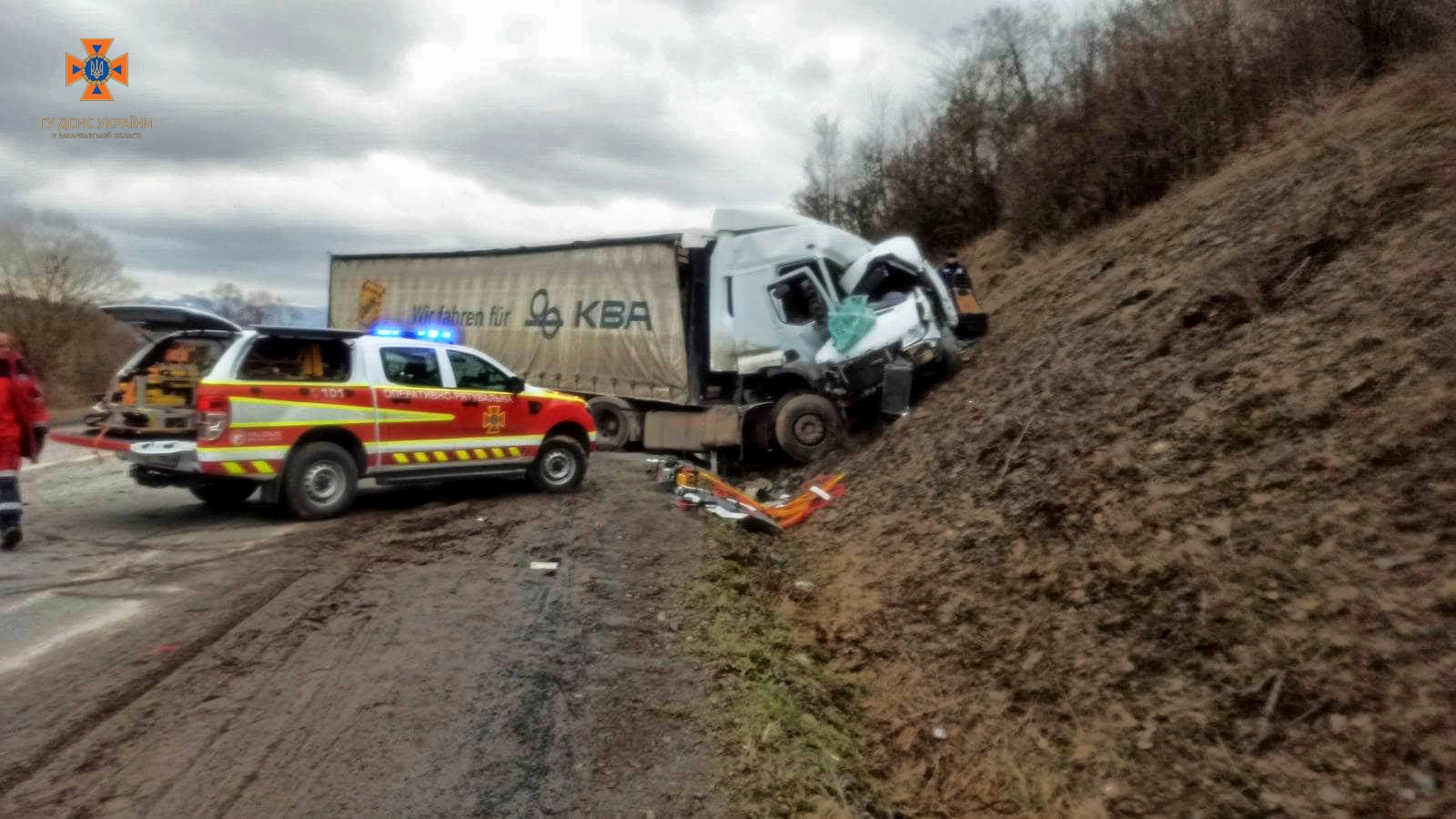 На трасі Київ-Чоп вантажівка розчавила бус, загинули четверо людей, рух обмежено.