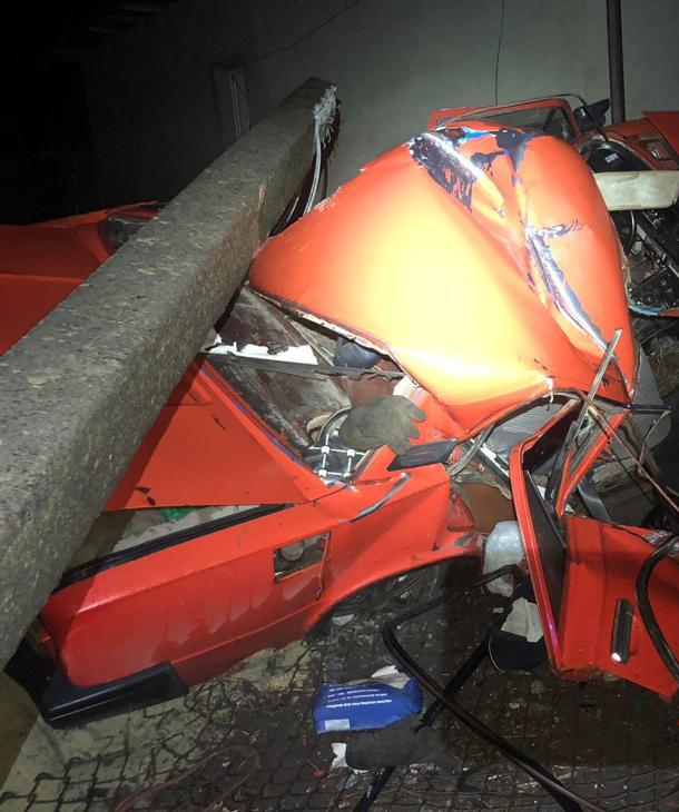 Внаслідок ДТП біля Львова електроопора впала на автомобіль і вбила неповнолітнього — фото з місця трагедії.