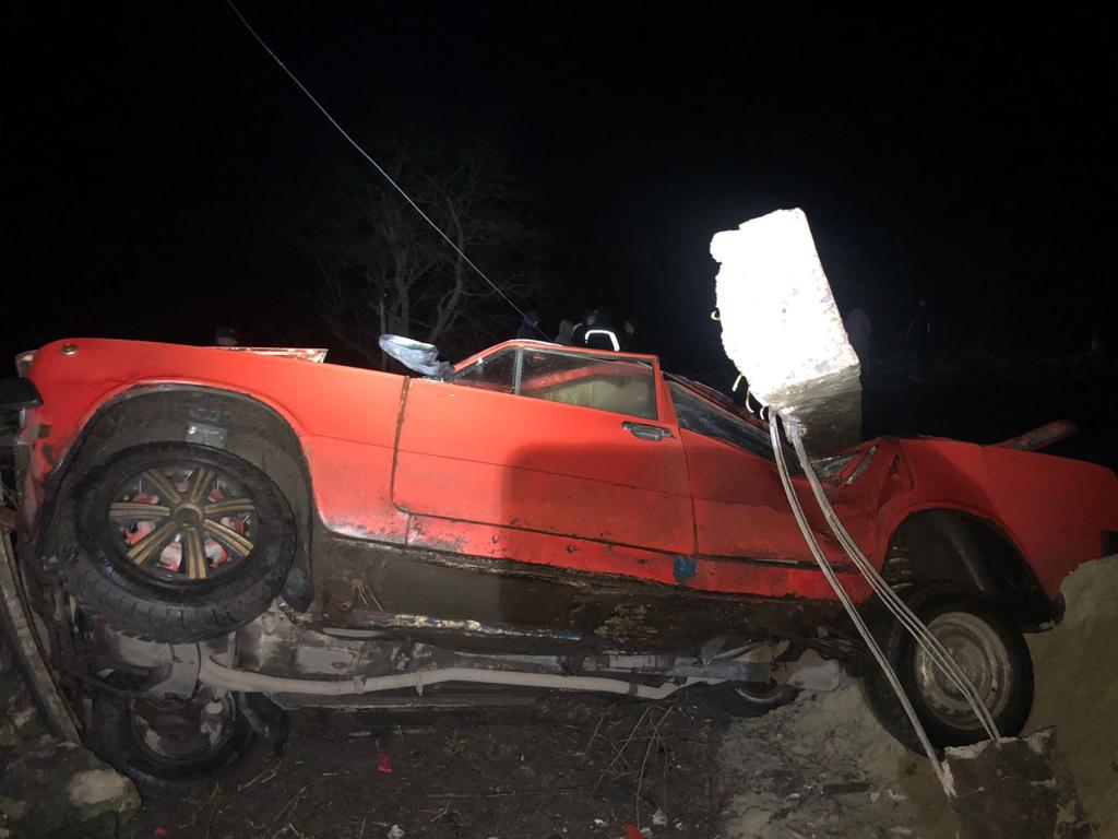 Внаслідок ДТП біля Львова електроопора впала на автомобіль і вбила неповнолітнього — фото з місця трагедії.