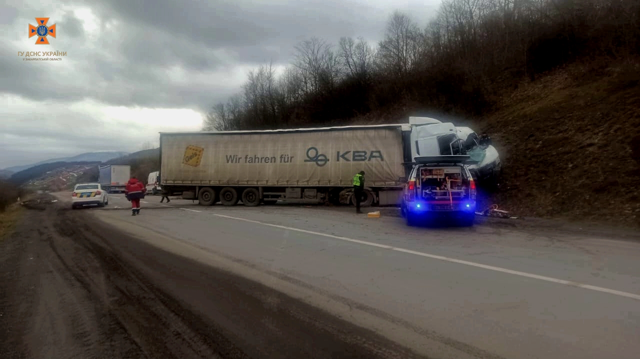 На трасі Київ-Чоп вантажівка розчавила бус, загинули четверо людей, рух обмежено.