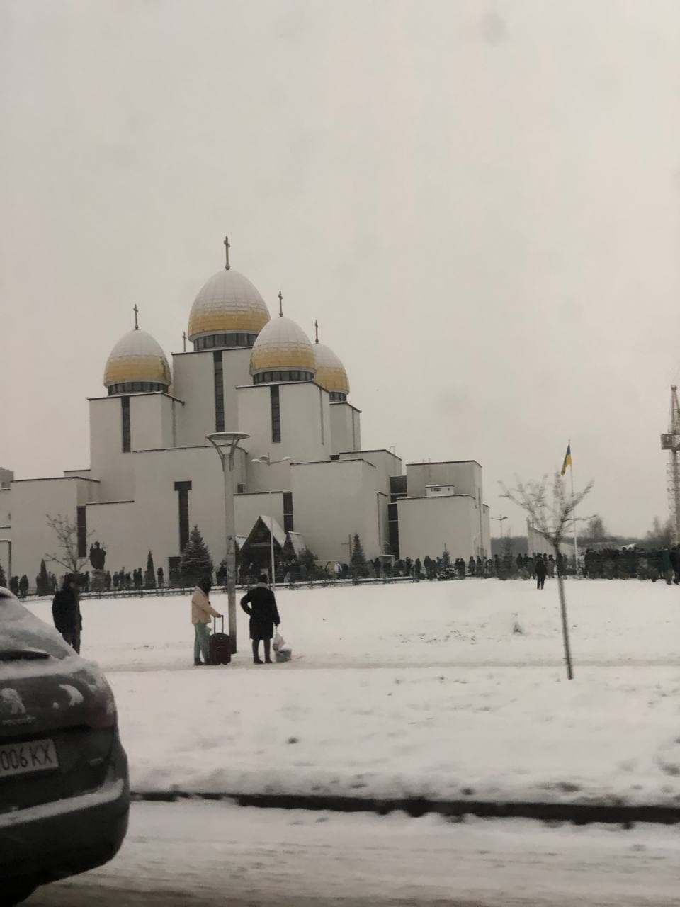 У Львові виникли довгі черги за освяченою водою. Фото: VG Львів 