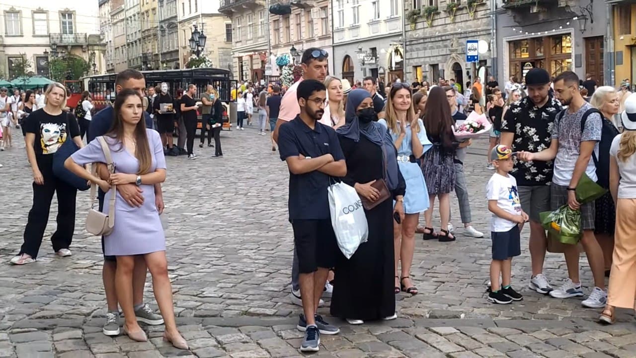 Як розважаються туристи з Саудівської Аравії у Львові. Фото: Юрій Богун