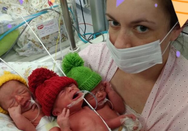 Бабусі вже зачекалися: передчасно народжену львівську трійню виписали додому.Фото: Львівський обласний клінічний перинатальний центр/Фейсбук.
