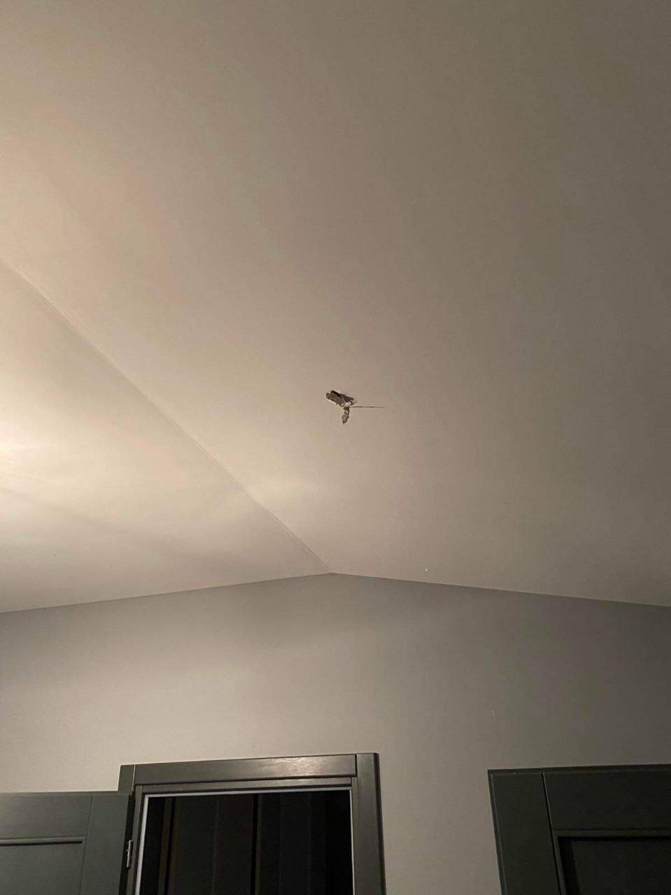 Уламок ракети пробив дах приватного будинку у Львові.