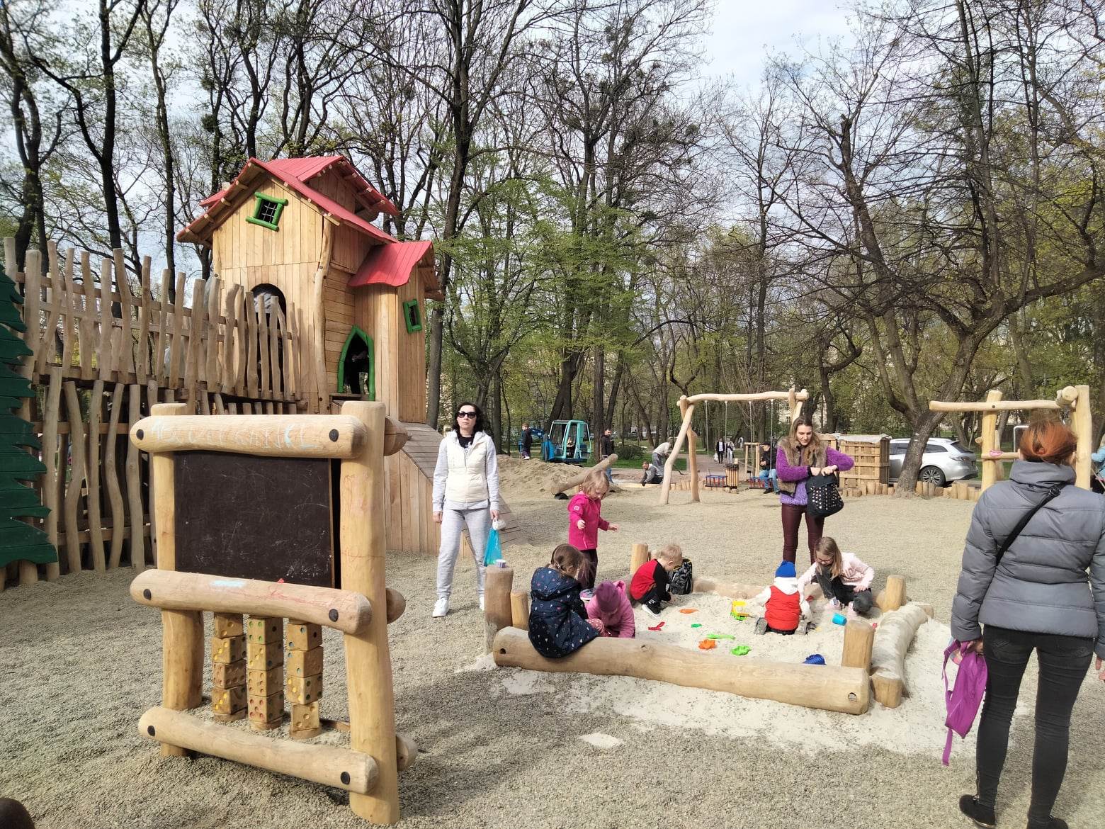 Новий майданчик "Лис Микита" у парку Франка у Львові викликав фурор серед дітлахів.