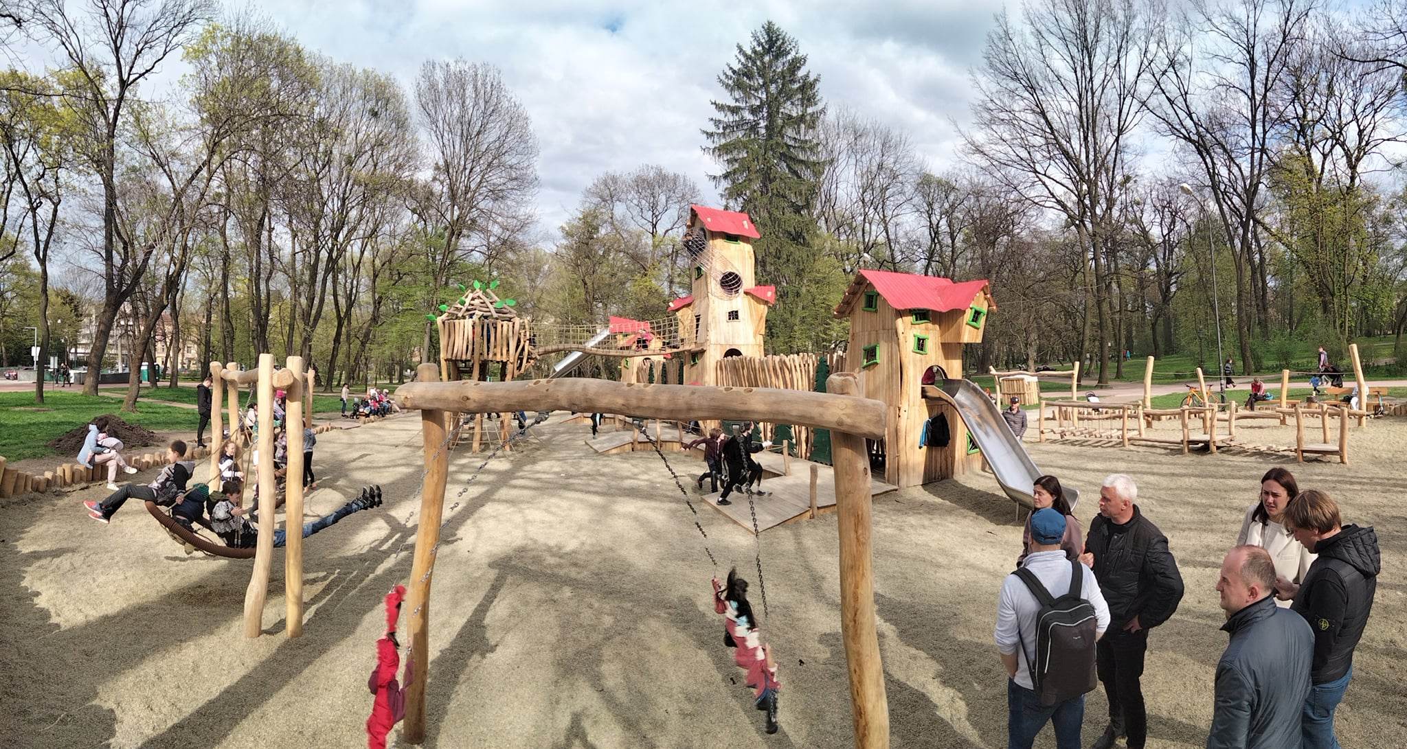 Новий майданчик "Лис Микита" у парку Франка у Львові викликав фурор серед дітлахів.