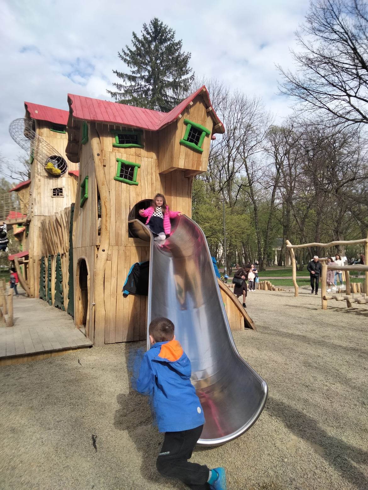 Новий майданчик "Лис Микита" у парку Франка у Львові викликав фурор серед дітлахів.