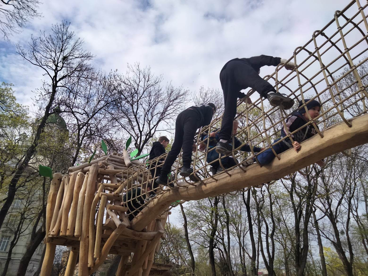 Новий майданчик "Лис Микита" у парку Франка у Львові викликав фурор серед дітлахів.