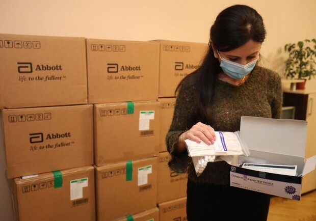 Вперше в Україні: у Львові почали робити швидкі тести на антиген. Фото: Львівська міськрада.