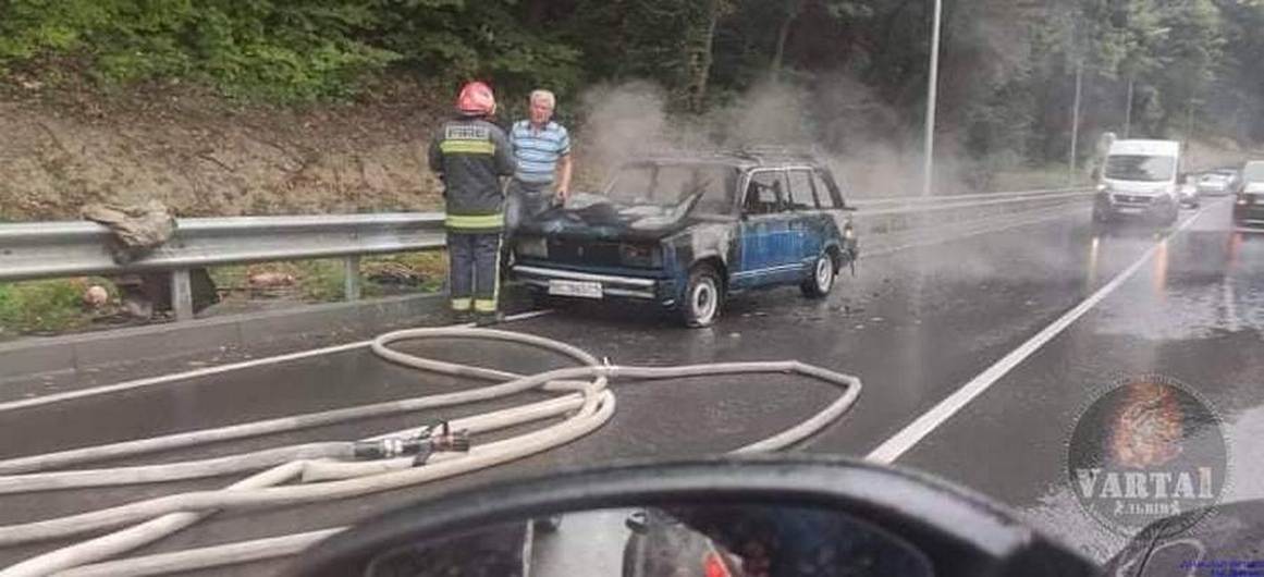 Через палаючий серед дороги автомобіль у Львові виник затор. Фото: Варта 1