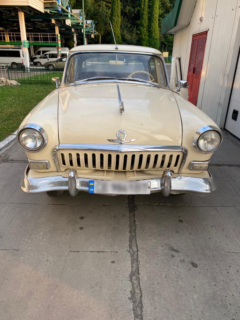 Мрія твоєї бабці: львівські прикордонники затримали рідкісну "Волгу". Фото: ДПСУ. 