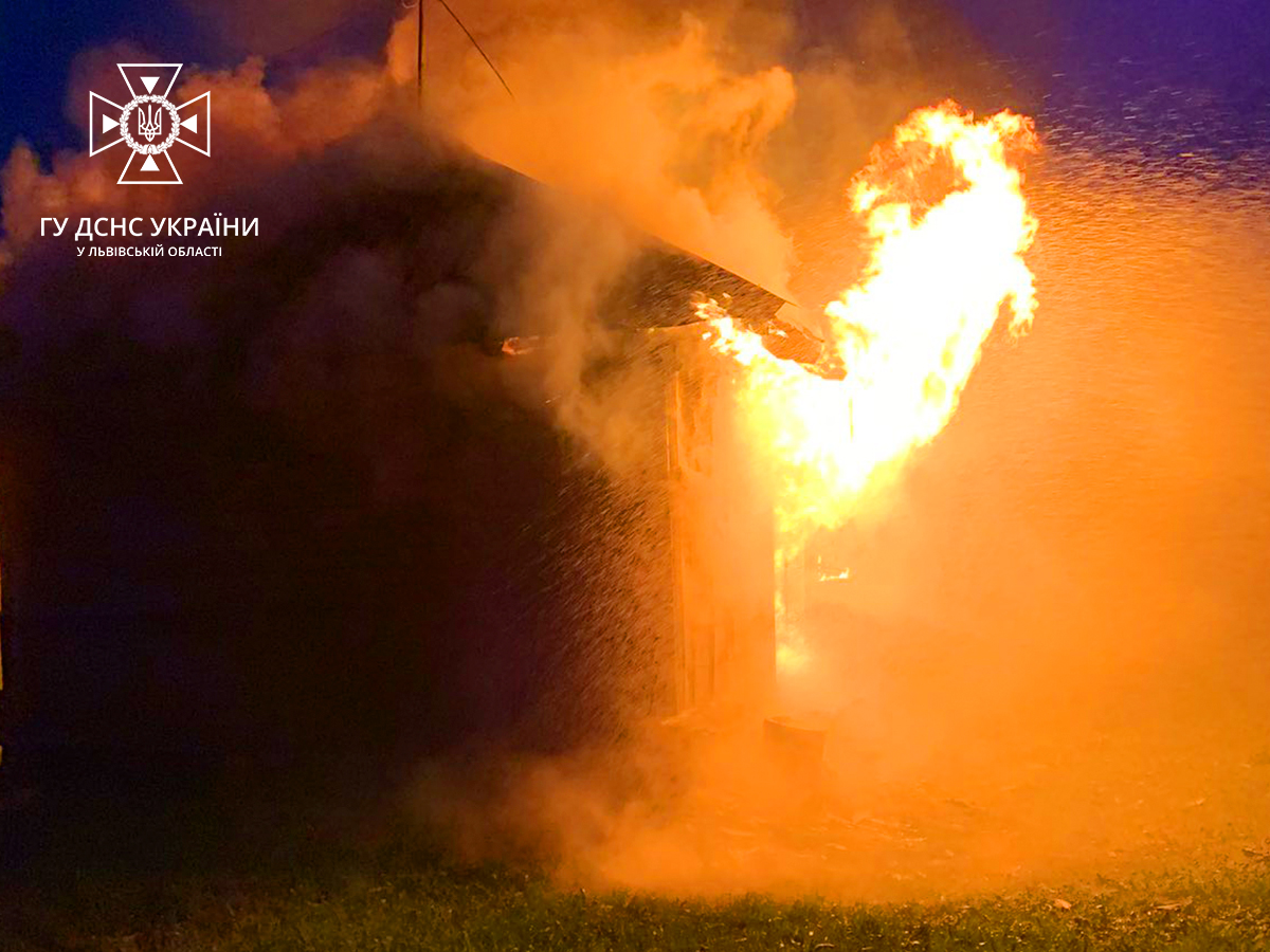 Біля Львова загорівся будинок.