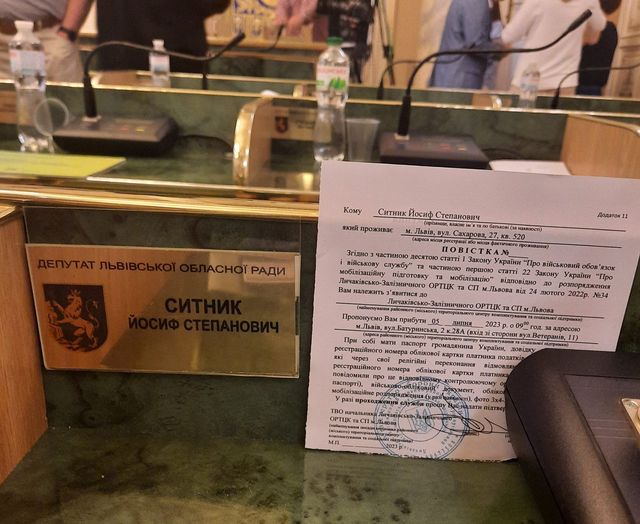 Депутатам Львівської облради перед початком сесії вручили повістки.