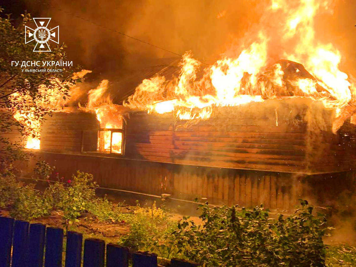 Біля Львова загорівся будинок.