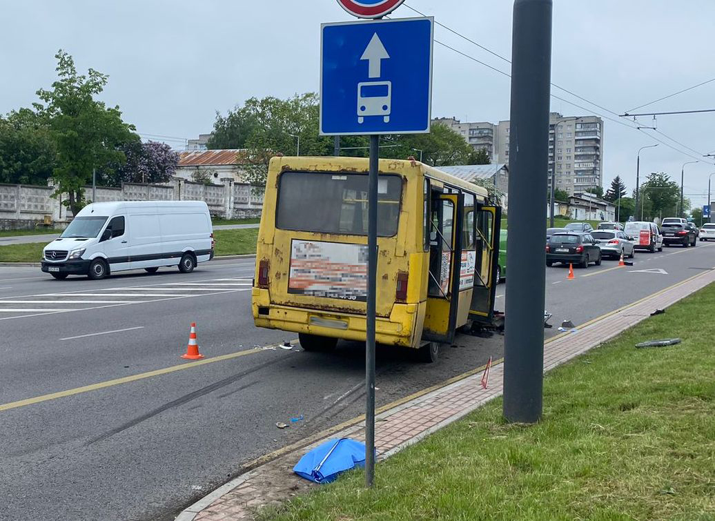 Внаслідок зіткнення скутериста і маршрутки у Львові загинув 22-річний хлопець.
