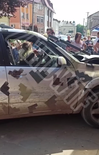 В Яворові п’яна водійка автомобіля, розтрощивши огорожу, виїхала на тротуар і збила поліцейську.