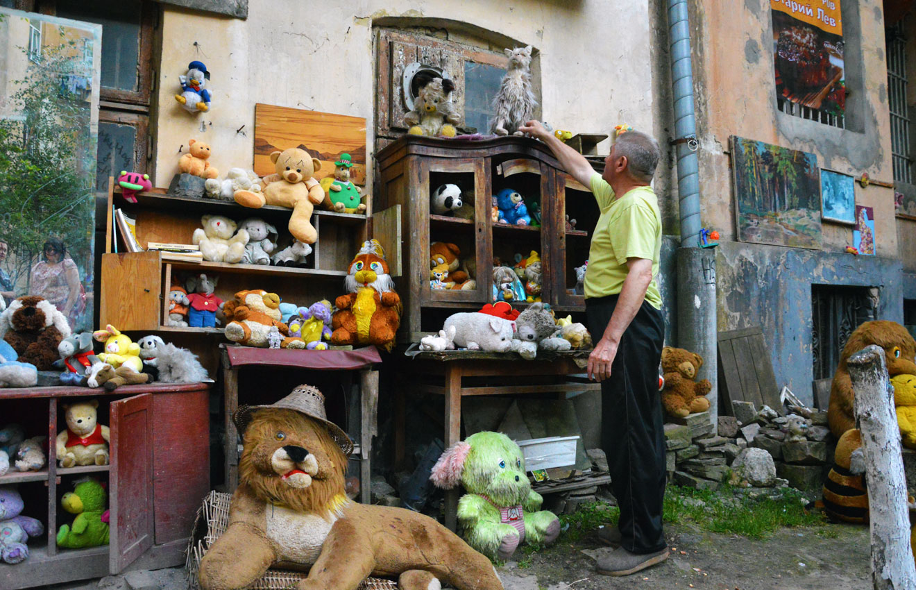 Дворик покинутих іграшок був популярним місцем серед туристів. Фото: Українська правда.