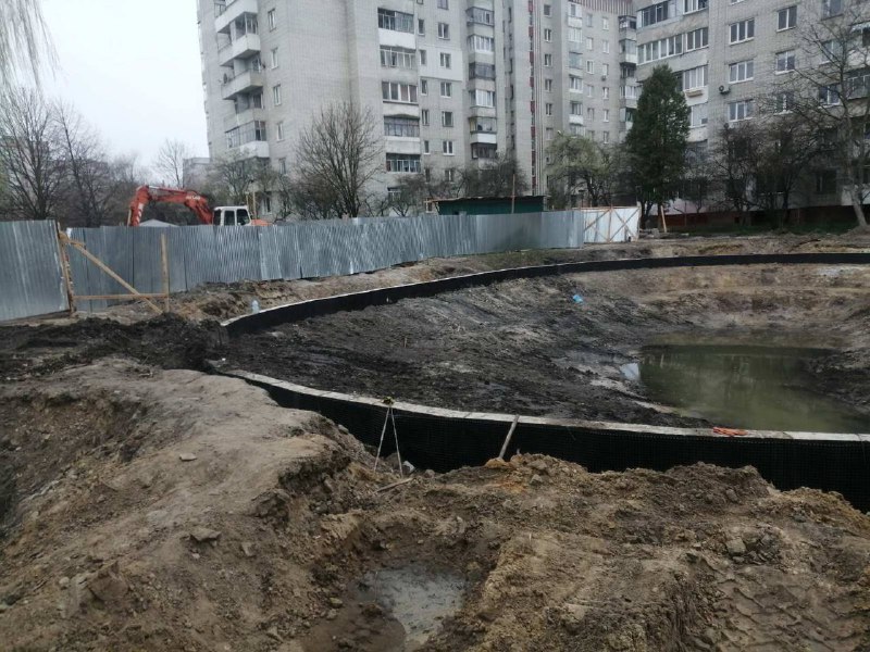 У Львові тривають роботи з відновлення озера на вулиці Панча. Фото: Львівська міська рада.