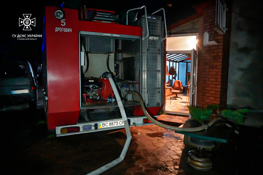 Дрогобич затопило: рятувальники ліквідовують наслідки негоди.