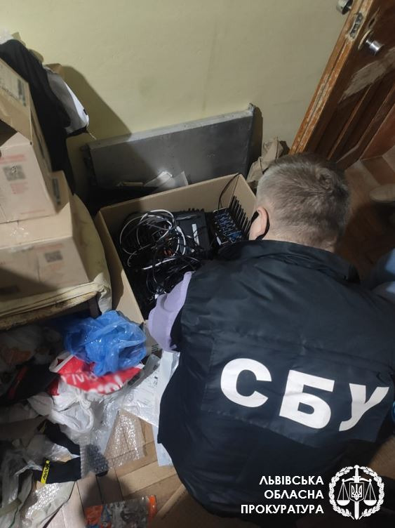 У Львові кіберфахівці викрили і припинили діяльність кількох ботоферм. Фото: прокуратура Львівщини