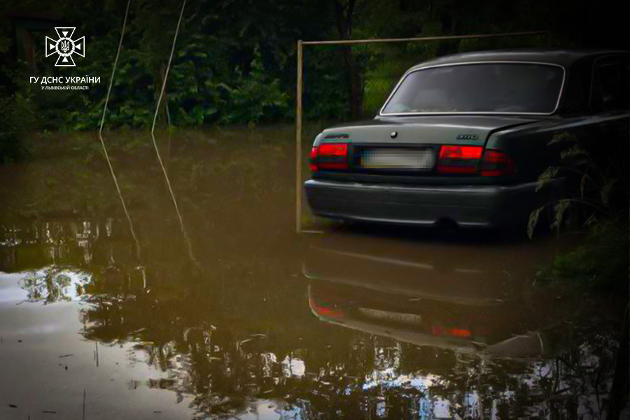 Дрогобич затопило: рятувальники ліквідовують наслідки негоди.
