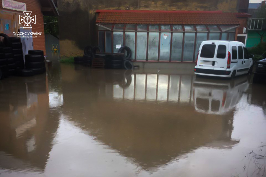 Дрогобич затопило: рятувальники ліквідовують наслідки негоди.