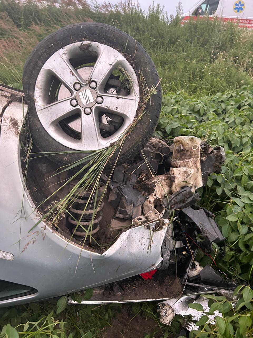 Біля Львова перекинувся автомобіль, є загиблий &mdash; фото з місця ДТП.