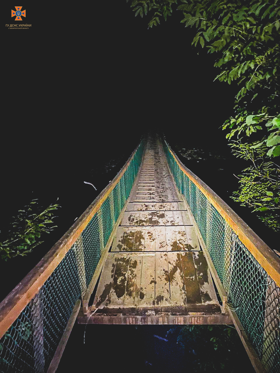 На Закарпатті під туристками з Київщини обвалився міст, одна загинула.