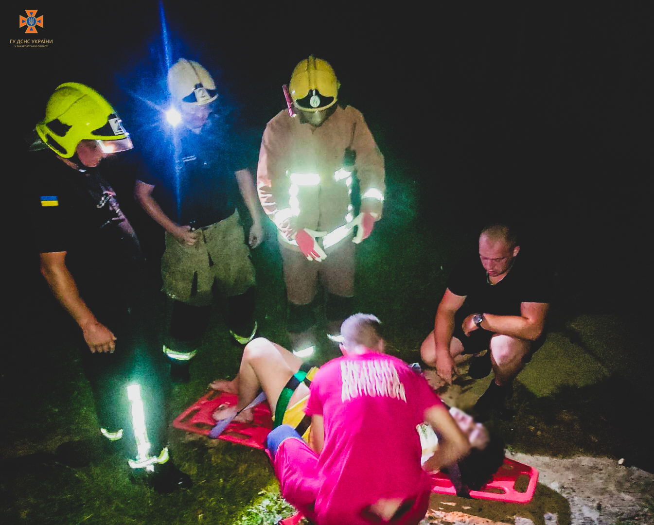 На Закарпатті під туристками з Київщини обвалився міст, одна загинула.