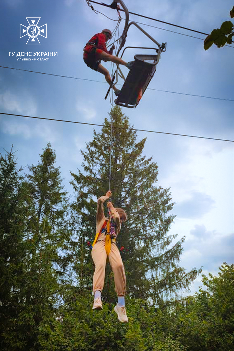 У Славському через несправність зупинилася канатна дорога, туристів знімали рятувальники.