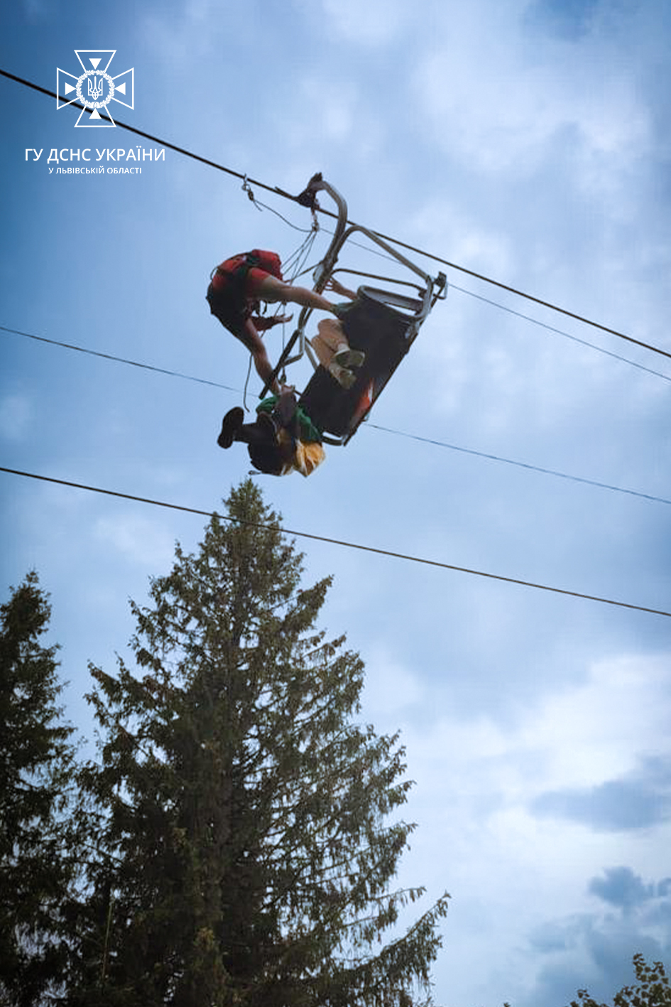 У Славському через несправність зупинилася канатна дорога, туристів знімали рятувальники.