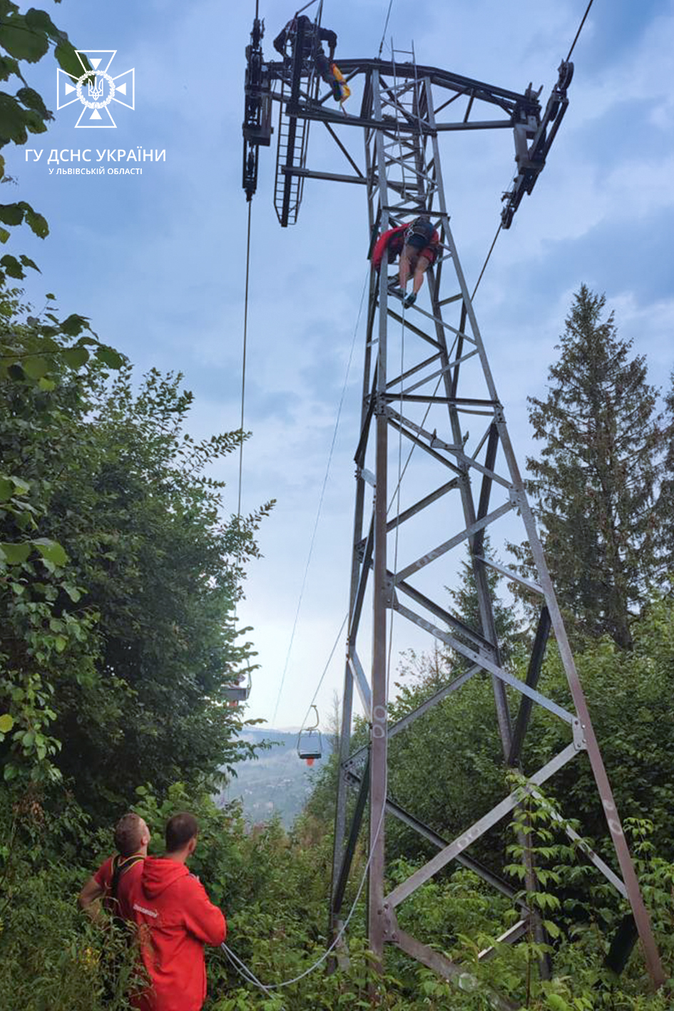 У Славському через несправність зупинилася канатна дорога, туристів знімали рятувальники.