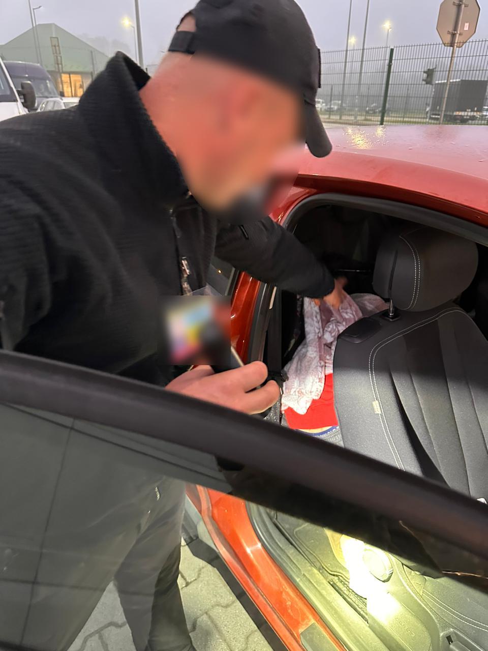 Полька намагалася вивезти 32-річного українця у Польщу, накривши його ковдрою – фото.