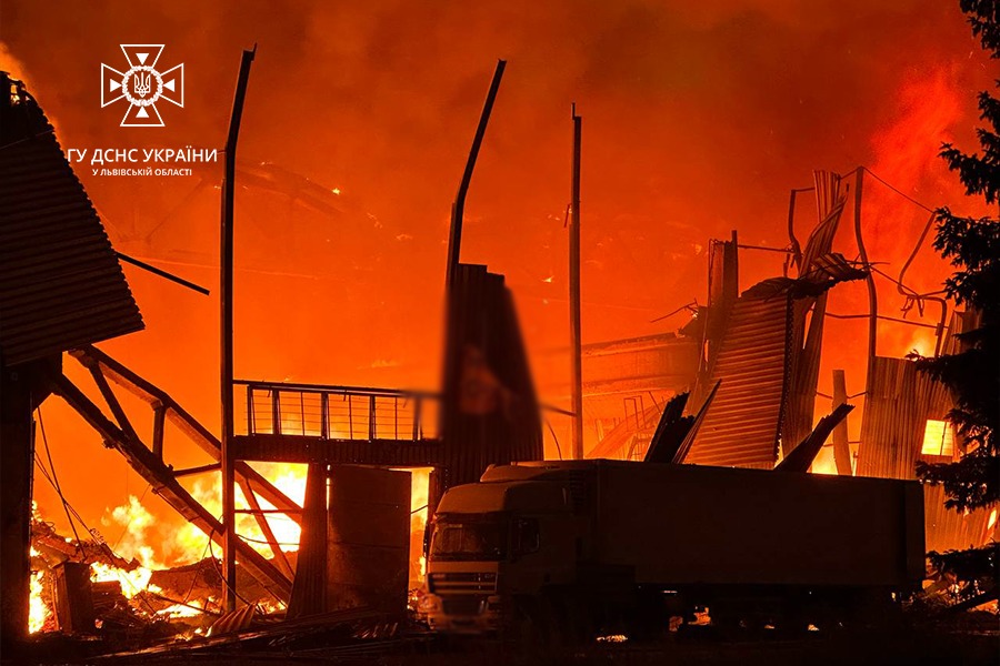 З'явилися фото та відео з місця влучання безпілотників у Львові. || Фото: facebook.com/LVIVDSNS.